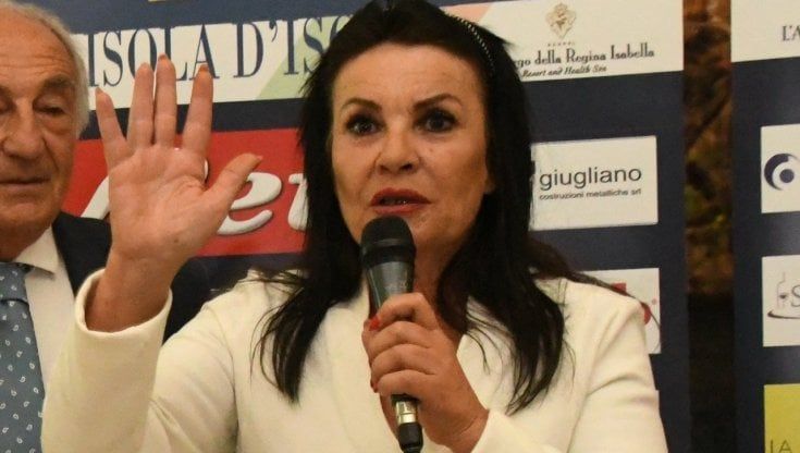 Ischia, la provocazione dell’albergatrice: “Non trovo lavapiatti, userò stoviglie usa e getta”
