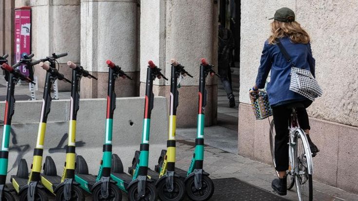Il Comune di Milano ora frena sui monopattini in sharing: via l’autorizzazione a due operatori su tre
