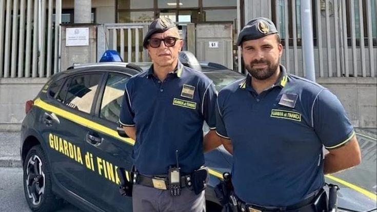 Malore in strada a Fiumicino, cinquantenne salvata da due finanzieri: “Rianimata sul marciapiede”