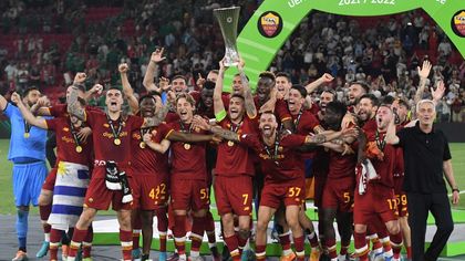 Conference League alla Roma, la festa in campo e la premiazione