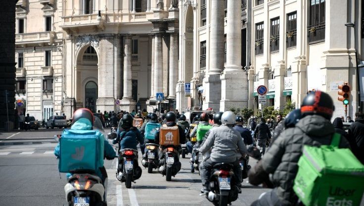 Napoli, prima ristoratori ora rider: "Ecco come la pandemia ha cambiato le nostre vite"