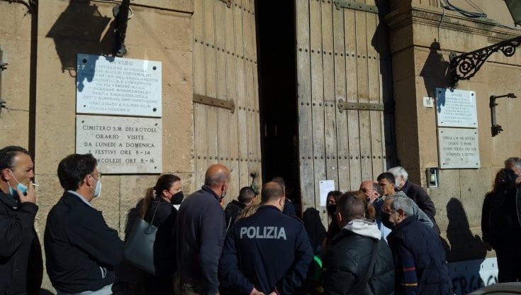 Dietrofront del Comune, riaperto il cimitero dei Rotoli