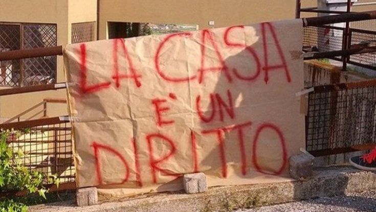 La storia: "In famiglia lavoriamo tutti e quattro ma ai padroni di casa non basta"
