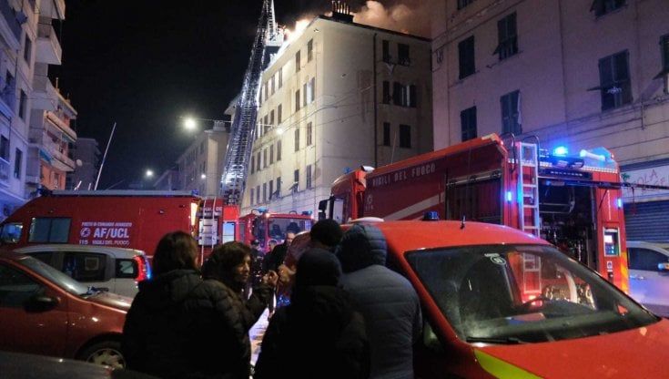 Incendio a Genova, brucia il tetto di una palazzina. 96 gli evacuati, il fumo su tutta la città. "C'erano i lavori"
