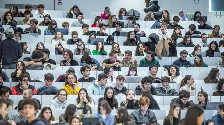 Rallenta l’afflusso dei fuorisede a Milano. I prezzi delle case e lo studio online rischiano di mettere in crisi le università