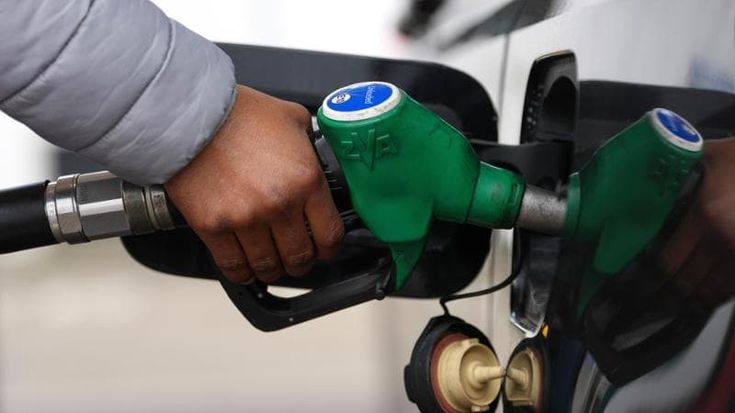 Benzina, Salvini striglia Urso. Nuova tassa sui petrolieri. Giorgetti: “Temo la recessione”