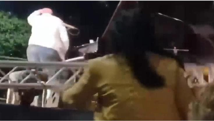 Raphael Gualazzi si salva dal crollo del palco durante il concerto ad Agnone Cilento