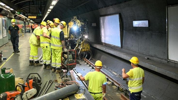 La metro di notte diventa un cantiere: 100 operai sui binari per sostituire le rotaie