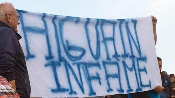 Napoli, la rabbia dei tifosi contro Higuain. Maradona: ''Nessuno pensa ai tifosi''