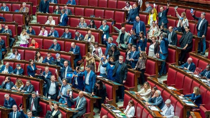 Caso Delmastro, la Camera nega l’uso delle chat. Schlein: “Non nominate più Borsellino”. Protesta 5s