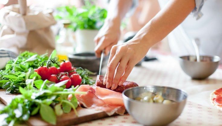 Mangiare al tempo del Covid: non cediamo alla tentazione del junk food