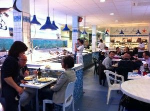 Basta ristoranti, si mangia in pescheria<br />crudi e sfizi sono la nuova tendenza