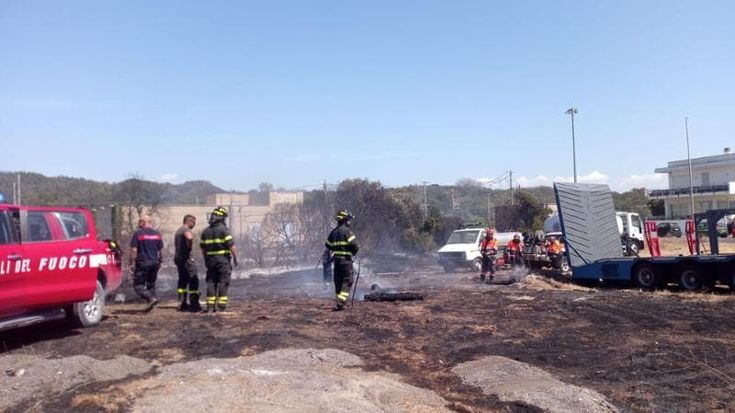 A fuoco la pineta di Castelfusano, le fiamme lambiscono i van dello spettacolo circense