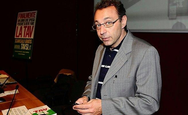 No Tav, il Senato applaude Esposito<br />M5S: "Indagate su quelle molotov"
