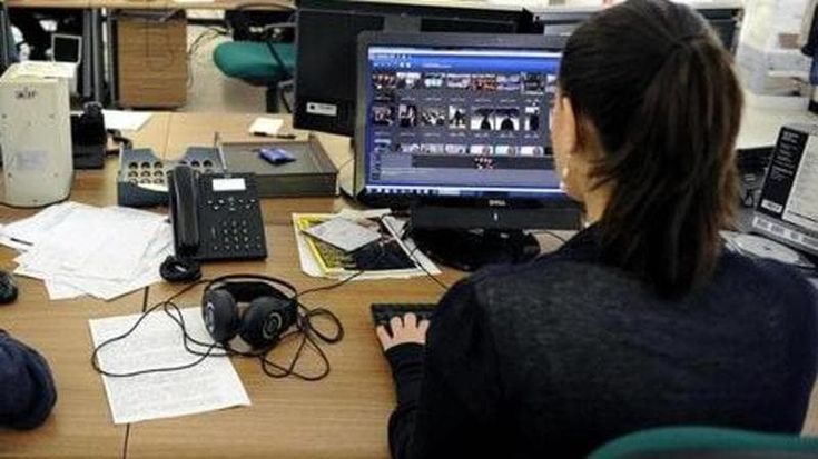 Stipendi bassi e poche tutele, più mamme lasciano il lavoro: “Scelta forzata tra carriera e figli”