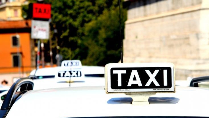 Taxi, l'Autorità dei Trasporti alle cooperative: "Libertà agli autisti di trovare clienti con app e web. Basta esclusive"