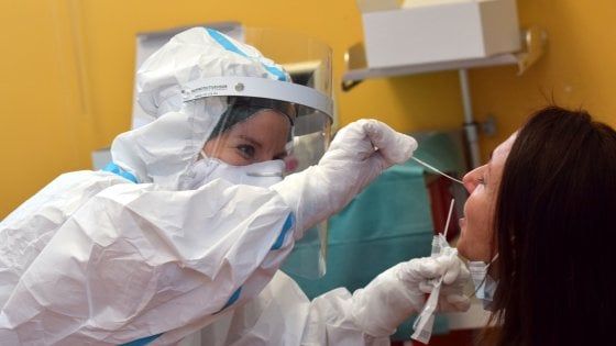 "Fino a 220 euro per un tampone nei laboratori privati dell'Emilia-Romagna"