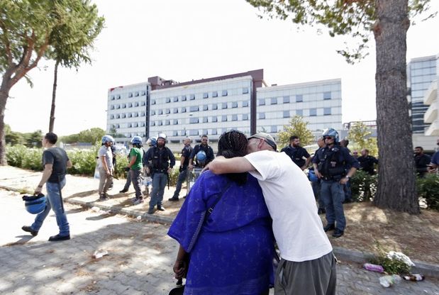 Roma, sgomberato edificio ex Inps a Cinecittà. Famiglie asserragliate sul tetto: ci sono anche bambini
