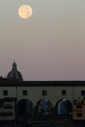 L'ultima visione della Superluna all'alba su Firenze