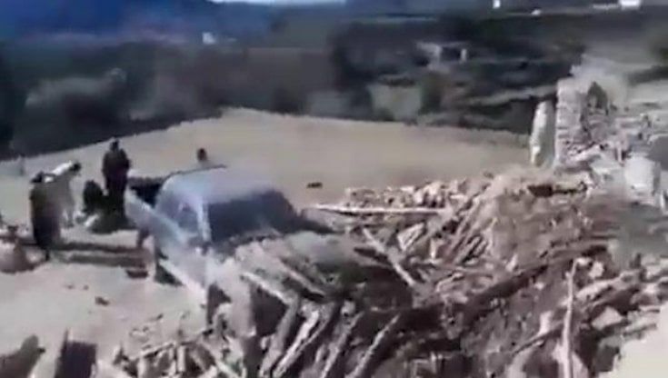 Terremoto devasta l’Afghanistan mille morti e soccorsi inesistenti