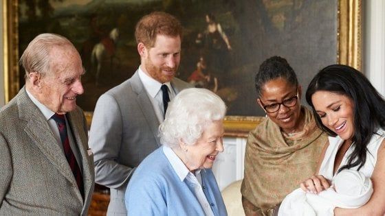 Twitta la notizia del royal baby con la foto di uno scimpanzé: giornalista Bbc licenziato