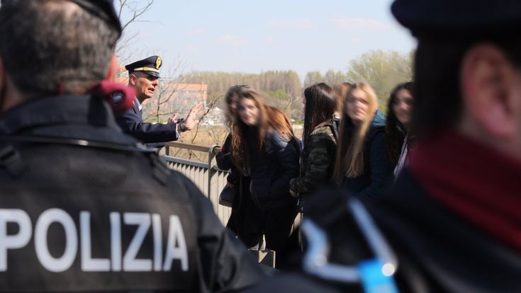 “Pronto signore? Ci stanno uccidendo”. Così i ragazzi coraggio hanno dato l'allarme