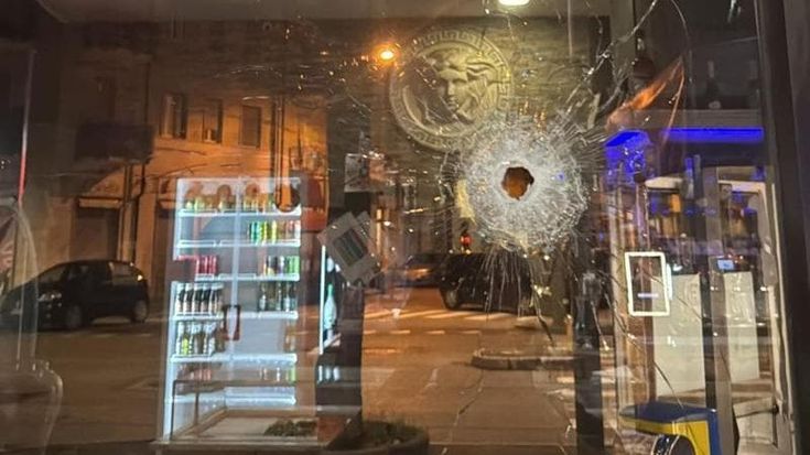 Villa di lusso in fiamme e colpi di mitra contro le vetrine di bar, boss finisce ai domiciliari