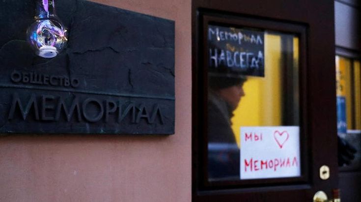 La Russia mette al bando l'ong Memorial premiata col Nobel per la pace: “Estremista”