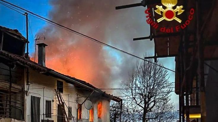 Brucia una casa nel Torinese, donna riporta ustioni sul 50% del corpo