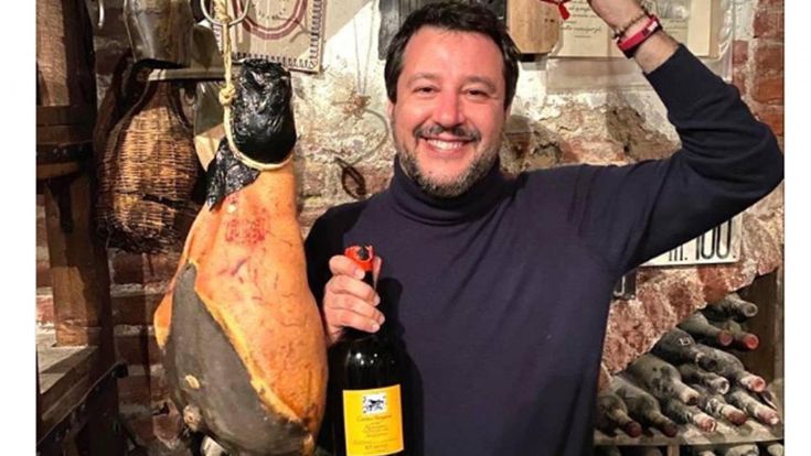 Caso Gregoretti, Salvini: “Il referendum è l''Emilia e vincerò”. L'ex ministro finge di esultare