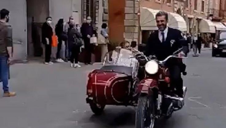 Luca Argentero e Cristina Marino sposi in sidecar a Città della Pieve