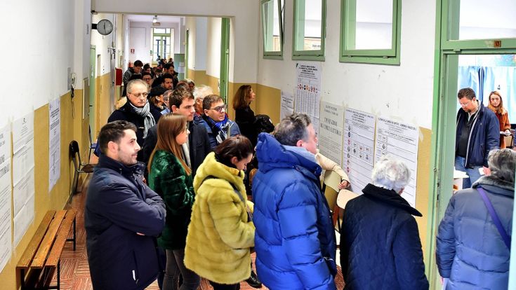 Ai seggi in fila forzata, costretti a ritrovarci