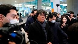 Bong Joon-ho torna a casa: accolto da eroe dopo i quattro Oscar per 'Parasite'
