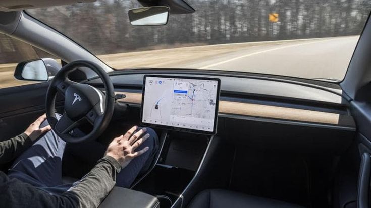 Tesla, il sistema di guida autonoma assistita ora finisce sotto accusa: “Forniti dati fuorvianti”