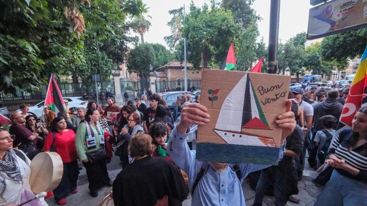 Un presidio che si trasforma in corteo, i pro Pal si riprendono la piazza
