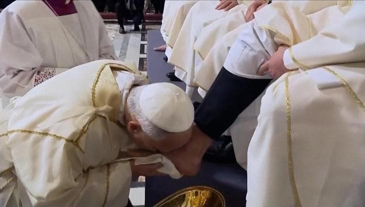 Papa Leone XIV lava e bacia i piedi a 12 sacerdoti: "No a chi vuole vincere uccidendo”