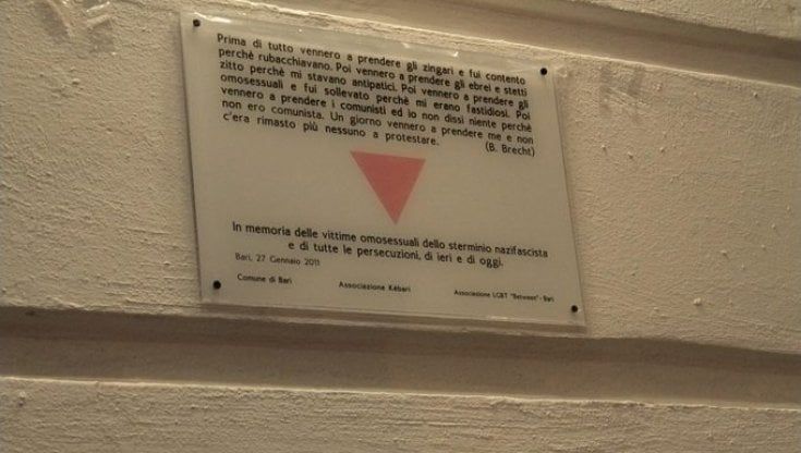 Mistero a Bari,  è sparita la targa dedicata alle persone omosessuali vittime dei campi sterminio