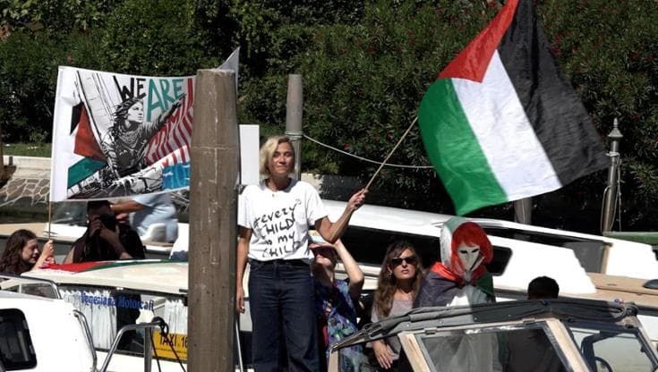 Anna Foglietta fermata dai carabinieri dopo il flash mob per Global Sumud Flotilla