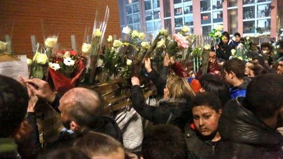Incendio in palazzo a Milano, 13enne sarà sepolto in Marocco. Un migliaio per ricordare Haitam