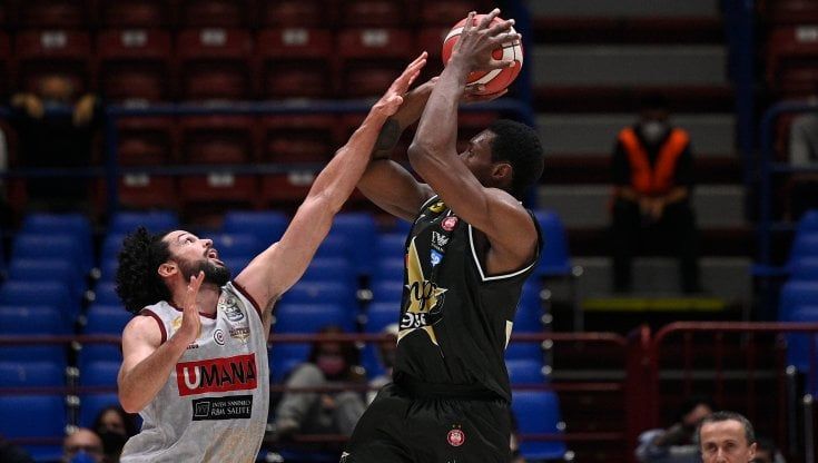 Basket, semifinale playoff: Shields spegne i sogni di Venezia, Milano va avanti 1-0