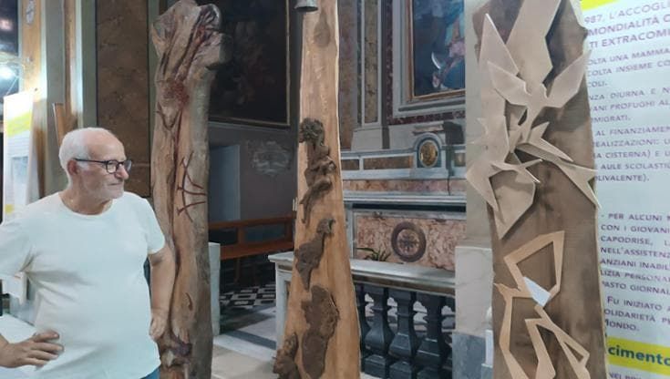 Tavole di una segheria si fanno arte per raccontare 40 anni di accoglienza nel convento francescano