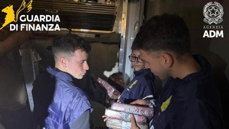 Livorno, cocaina nel carico di banane: 65 chili di droga sequestrati in porto