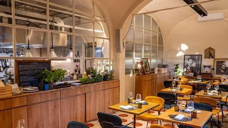 Il ristorante vegano diventa vegetariano da Natale e i clienti abituali protestano sui social