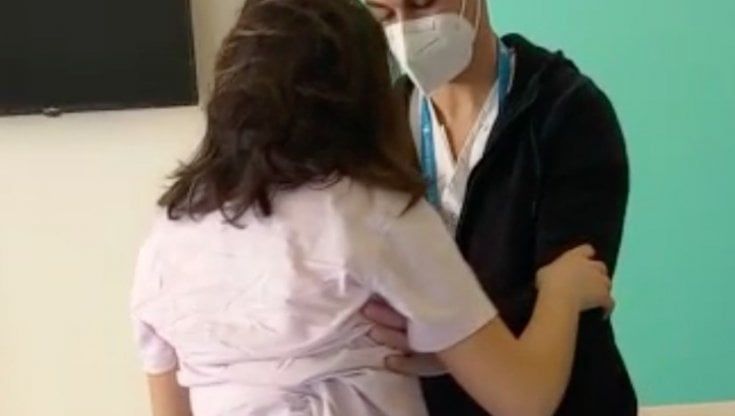 A 13 anni torna a camminare: è guarita dalla scoliosi con un intervento al Policlinico di Bari. "Si sentiva brutta e storta, ora è rinata"