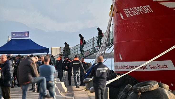 Napoli, sbarcati i 113 migranti salvati da Emergency. “Tutti dalla Libia, ora stanno bene”