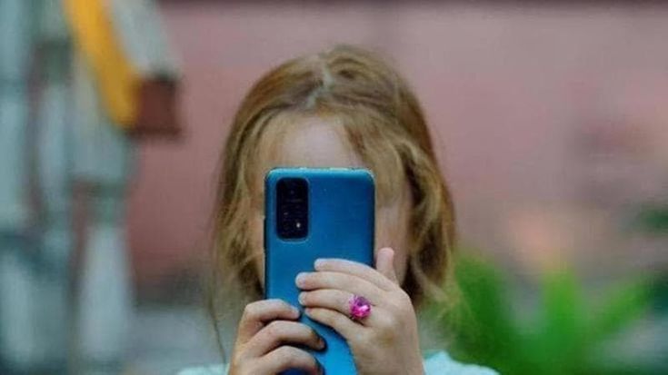 Figli al cellulare, a Roma i genitori fanno rete e i patti digitali arrivano al teatro Ghione