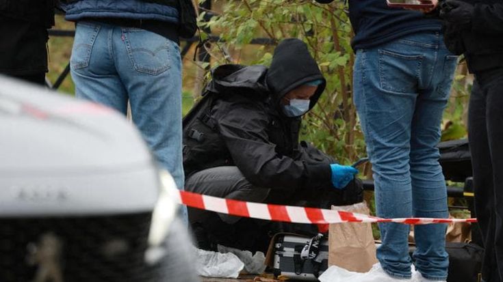Man opens fire on a crowd on the outskirts of Paris: one dead and four injured. Macron: “A racist attack”
