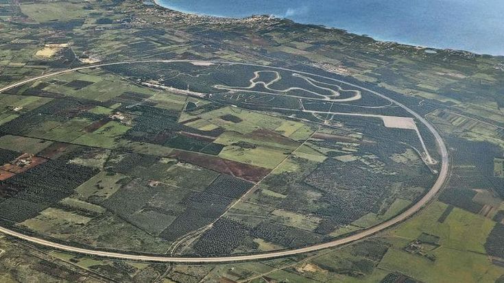 Finisce fuori strada con la Porsche lanciata a 340 km/h: salvo collaudatore della pista di Nardò