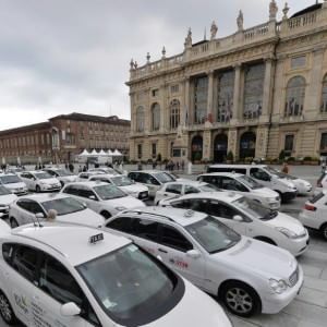 Il tassista Villa: "Non pagano tasse né contributi, è questo il futuro?"