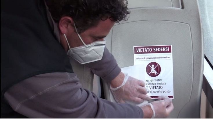 Fase 2," vietato sedersi": gli adesivi segnaposto sui bus e nelle metro di Roma